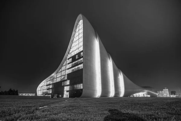 夕方のヘイダル アリエフ センターの近代的で未来的な建物 — ストック写真