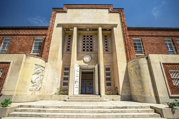 kapının üzerinde Amerikan amblemi ile Tahran'daki Amerikan Büyükelçiliği binasının ana girişi