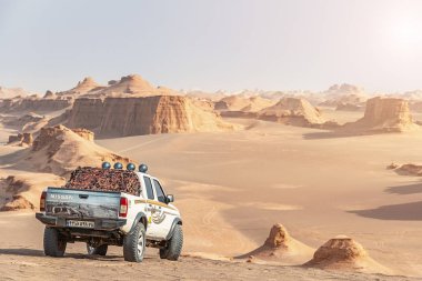 09/05/2019 İran, Lut çölü, Nissan Suv kumlu yüzeydasht-e-Lut, Lut çölü, dünyanın en sıcak çölü, kalut çölü olarak da bilinir