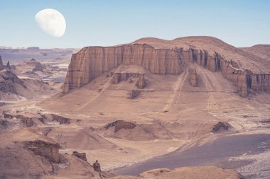 Dasht-e-Lut, Lut çölü, dünyanın en sıcak çölü, kalut çölü gibi bilinen ve ufukta dolunay olan