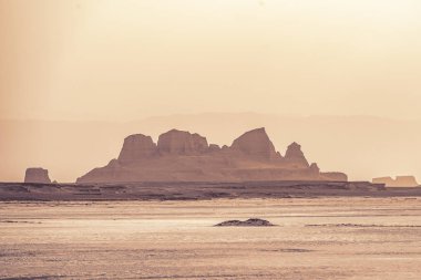 Dasht-e-Lut,Lut çölünde gün batımında kaya oluşumları, kalut çölü gibi de bilinen dünyanın en sıcak çölü