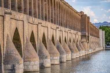  Siosepol isfahan köprü çift katlı 33 kemerler, aynı zamanda Allah Verdi Han Köprüsü veya Köprü 33 Arches olarak bilinen