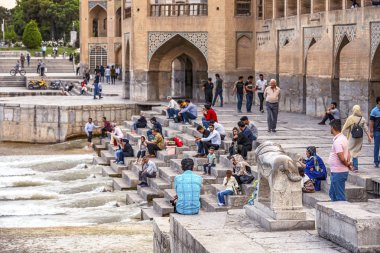 22/05/2019 İsfahan, İran, İran halkı oturup Zayandeh nehri üzerindeki Khaju Köprüsü'nde dinleniyor, burası geleneksel bir uğrak ve istirahat