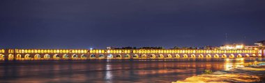 Allahverdi Han Köprüsü olarak bilinen Si-o-se köprüsünün gece manzarası, İsfahan şehrinde Zayanderud Nehri üzerindeki köprü