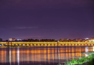 Allahverdi Han Köprüsü olarak bilinen Si-o-se köprüsünün gece manzarası, İsfahan şehrinde Zayanderud Nehri üzerindeki köprü