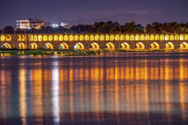 Allahverdi Han Köprüsü olarak bilinen Si-o-se köprüsünün gece manzarası, İsfahan şehrinde Zayanderud Nehri üzerindeki köprü