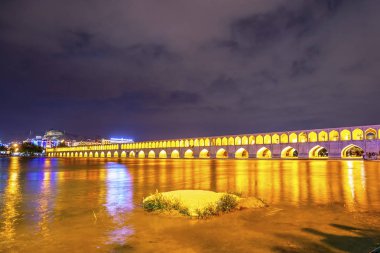 Allahverdi Han Köprüsü olarak bilinen Si-o-se köprüsünün gece manzarası, İsfahan şehrinde Zayanderud Nehri üzerindeki köprü