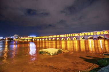 Allahverdi Han Köprüsü olarak bilinen Si-o-se köprüsünün gece manzarası, İsfahan şehrinde Zayanderud Nehri üzerindeki köprü