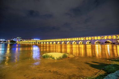 Allahverdi Han Köprüsü olarak bilinen Si-o-se köprüsünün gece manzarası, İsfahan şehrinde Zayanderud Nehri üzerindeki köprü