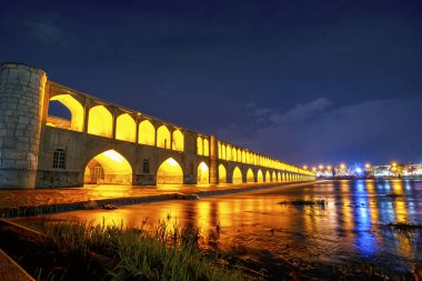 Allahverdi Han Köprüsü olarak bilinen Si-o-se köprüsünün gece manzarası, İsfahan şehrinde Zayanderud Nehri üzerindeki köprü
