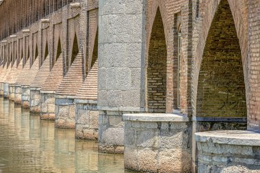 Siosepol umudu çift katlı 33 kemerler, aynı zamanda Allah Verdi Han Köprüsü veya Köprü 33 Kemerler olarak bilinen İsfahan köprü