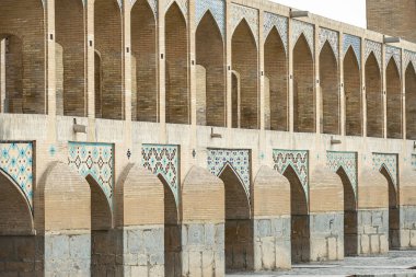 Zayandeh nehri üzerinde kemerleri bol Khaju Köprüsü mozaik elemanları, İran desenli, bir baraj olarak hizmet de