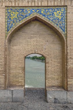 bol Zayandeh nehri ile Khaju Köprüsü kemer mozaik elemanları, İran desen