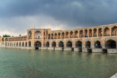 22/05/2019 İsfahan, İran, bulutlu gökyüzü ile gün ışığında Zayandeh nehir ib İsfahan üzerinde Khaju Köprüsü tipik görünümü