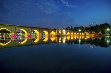 22/05/2019 İsfahan, İran' Da küçük ve rahat Chobi Köprüsü' nün akşam saatlerinde Isfahan kentindeki Zayanderud Nehri üzerinde iluminated