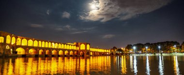 Zayandeh nehri üzerindeki Khaju Köprüsü, gün batımında gökyüzünde Ki'nin ışıkları ve aylarıyla aydınlandı, baraj olarak da hizmet veriyor.