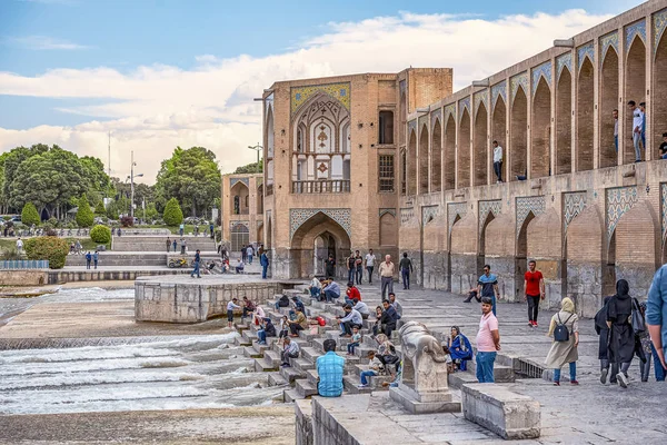 2019 Isfahan Iran Iraanse Mensen Zitten Rusten Khaju Brug Rivier — Stockfoto