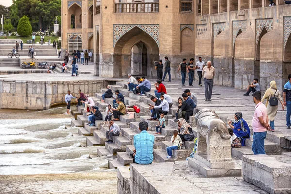 2019 Isfahan Irã Povo Iraniano Sentam Descansam Ponte Khaju Sobre — Fotografia de Stock
