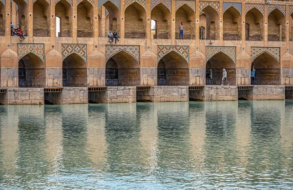2019 Isfahan Irán Gente Está Caminando Puente Khaju Con Montón — Foto de Stock