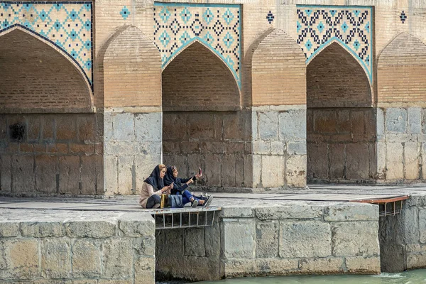 2019 Isfahan Irán Dos Chicas Iraníes Están Sentadas Puente Khaju — Foto de Stock
