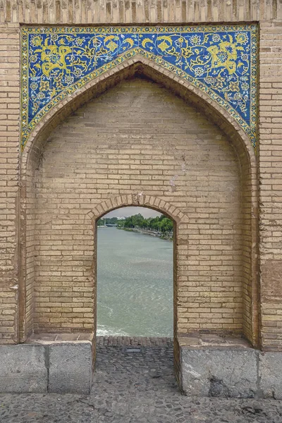 Elementos Mosaico Arco Del Puente Khaju Con Montón Río Zayandeh — Foto de Stock