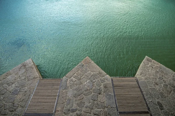 イラン イスファハンのカジュ橋に明るい青と栗色の水を持つザヤンデ川のブレークウェーブ — ストック写真