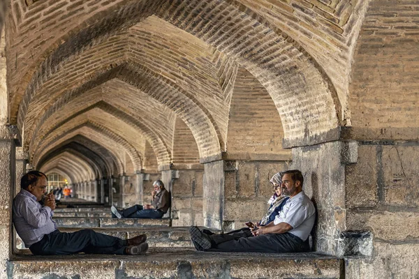 2019 Isfahán Irán Gente Sienta Descansa Los Arcos Bajo Puente — Foto de Stock