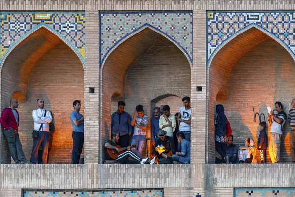 2019 Isfahan Irán Músicos Callejeros Tocando Puente Khaju Sobre Río — Foto de Stock