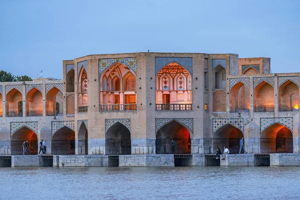 2019 Isfahán Irán Khaju Puente Con Mucha Gente Sobre Río — Foto de Stock