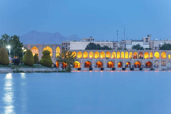 Khaju Brug Met Veel Mensen Zayandeh Rivier Schemering Met Licht — Stockfoto