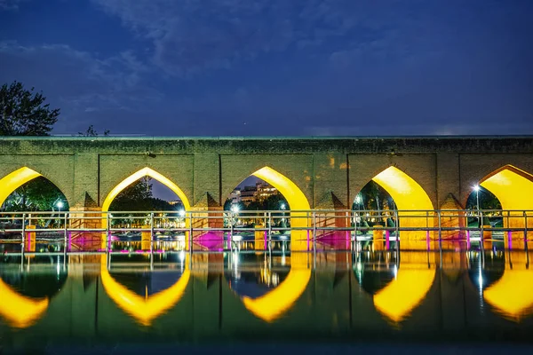 Kleine Gezellige Chobi Brug Avonds Regel Verlichting Rivier Zayanderud Stad — Stockfoto