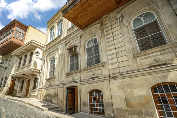 Ulice Vagony Starého Baku Dřevěnými Balkony Koloniálním Stylu — Stock fotografie