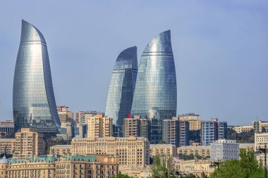 05/05/2019 Bakü, Azerbaycan, Bakü şehrinin panoramik manzarası ve Hazar Denizi kıyısına yakın eski binaların ortasındaki Alev Kuleleri görüntüsü