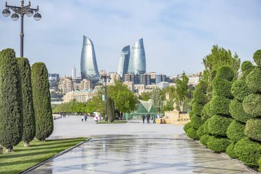 05/05/2019 Bakü, Azerbaycan, Bakü şehrinin panoramik manzarası ve Hazar Denizi kıyısındaki Bakü Gezinti Yolu'ndan fotoğraflanan Alev Kuleleri görüntüsü