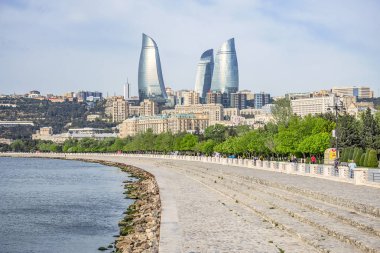 05/05/2019 Bakü, Azerbaycan, Bakü şehrinin panoramik manzarası ve Hazar Denizi kıyısındaki Bakü Gezinti Yolu'ndan fotoğraflanan Alev Kuleleri görüntüsü