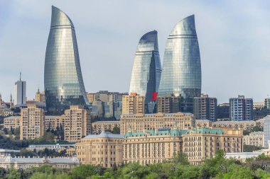 05/05/2019 Bakü, Azerbaycan, Bakü şehrinin panoramik manzarası ve Hazar Denizi kıyısındaki Bakü Gezinti Yolu'ndan fotoğraflanan Alev Kuleleri görüntüsü