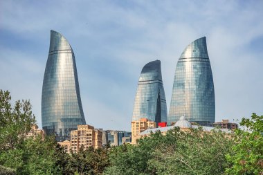 05/05/2019 Bakü, Azerbaycan, Bakü şehrinin panoramik manzarası ve Hazar Denizi kıyısındaki Bakü Gezinti Yolu'ndan fotoğraflanan Alev Kuleleri görüntüsü