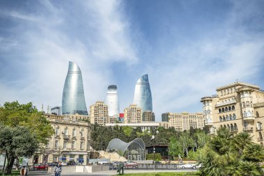 05/05/2019 Bakü, Azerbaycan, Bakü şehrinin panoramik manzarası ve Hazar Denizi kıyısına yakın eski binaların ortasındaki Alev Kuleleri görüntüsü