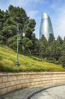 05/05/2019 Bakü, Azerbaycan, Alev Kuleleri'nin güzel manzarası, Bakü'nün ikonik binaları, ağaçların iğne yapraklı koridorundan manzara