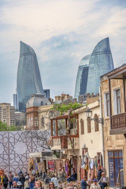 05/05/2019 Bakü, Azerbaycan, Bakü'nün İcherisheher eski kentinin dar sokaklarından sokak manzarası,geleneksel ev oğlu ve modern Alev kuleleri manzaralı tarihi merkezci