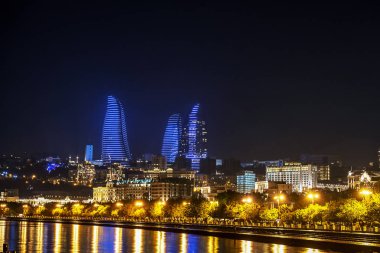 Hazar Denizi'nin kenarından Alev Kuleleri gökdelenleri ile Bakü'nün gece manzarası(Bakü bulvarı)