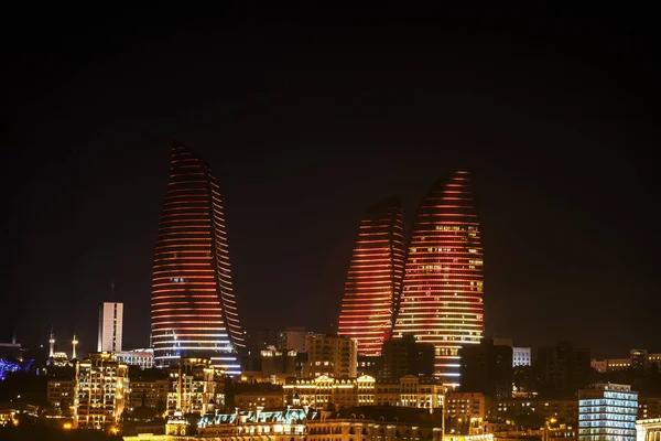 Nachtansicht Von Baku Mit Wolkenkratzern Der Flammentürme Vom Ufer Des — Stockfoto