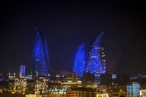 Nachtansicht Von Baku Mit Wolkenkratzern Der Flammentürme Vom Ufer Des — Stockfoto