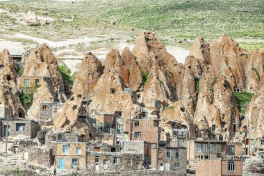 Doğu Azerbaycan'da İran antik mağara troglodyte köyü Kandovan görünümü. İran. Tebriz şehrine yakın bir eyalet. Türkiye'de köy gibi görünüyor