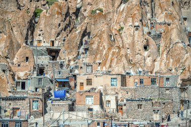 Doğu Azerbaycan Eyaleti'nde Kandovan'da geleneksel İran antik mağara köyü troglodyte avlusunda yakından görünümü. İran. Tebriz şehri yakınlarında. Türkiye'de köy gibi görünüyor