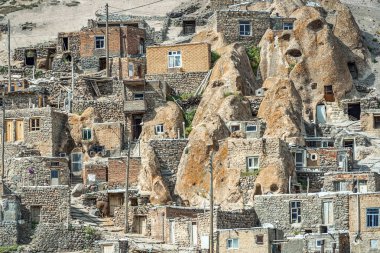 Doğu Azerbaycan Eyaleti'nde Kandovan'da geleneksel İran antik mağara köyü troglodyte avlusunda yakından görünümü. İran. Tebriz şehri yakınlarında. Türkiye'de köy gibi görünüyor