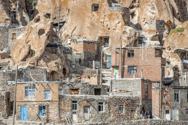 Doğu Azerbaycan Eyaleti'nde Kandovan'da geleneksel İran antik mağara köyü troglodyte avlusunda yakından görünümü. İran. Tebriz şehri yakınlarında. Türkiye'de köy gibi görünüyor