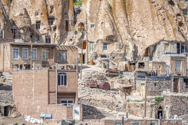 Doğu Azerbaycan Eyaleti'nde Kandovan'da geleneksel İran antik mağara köyü troglodyte avlusunda yakından görünümü. İran. Tebriz şehri yakınlarında. Türkiye'de köy gibi görünüyor