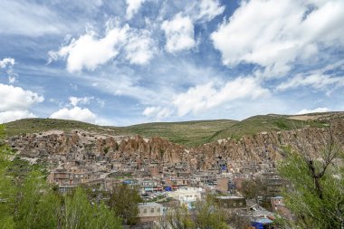 Doğu Azerbaycan'da İran antik mağara troglodyte köyü Kandovan görünümü. İran. Tebriz şehrine yakın bir eyalet. Türkiye'de köy gibi görünüyor