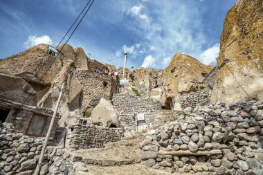 Doğu Azerbaycan Eyaleti'nde Kandovan'da geleneksel İran antik mağara köyü troglodyte avlusu ve iç görünümü. İran. Tebriz şehri yakınlarında. Türkiye'de köy gibi görünüyor